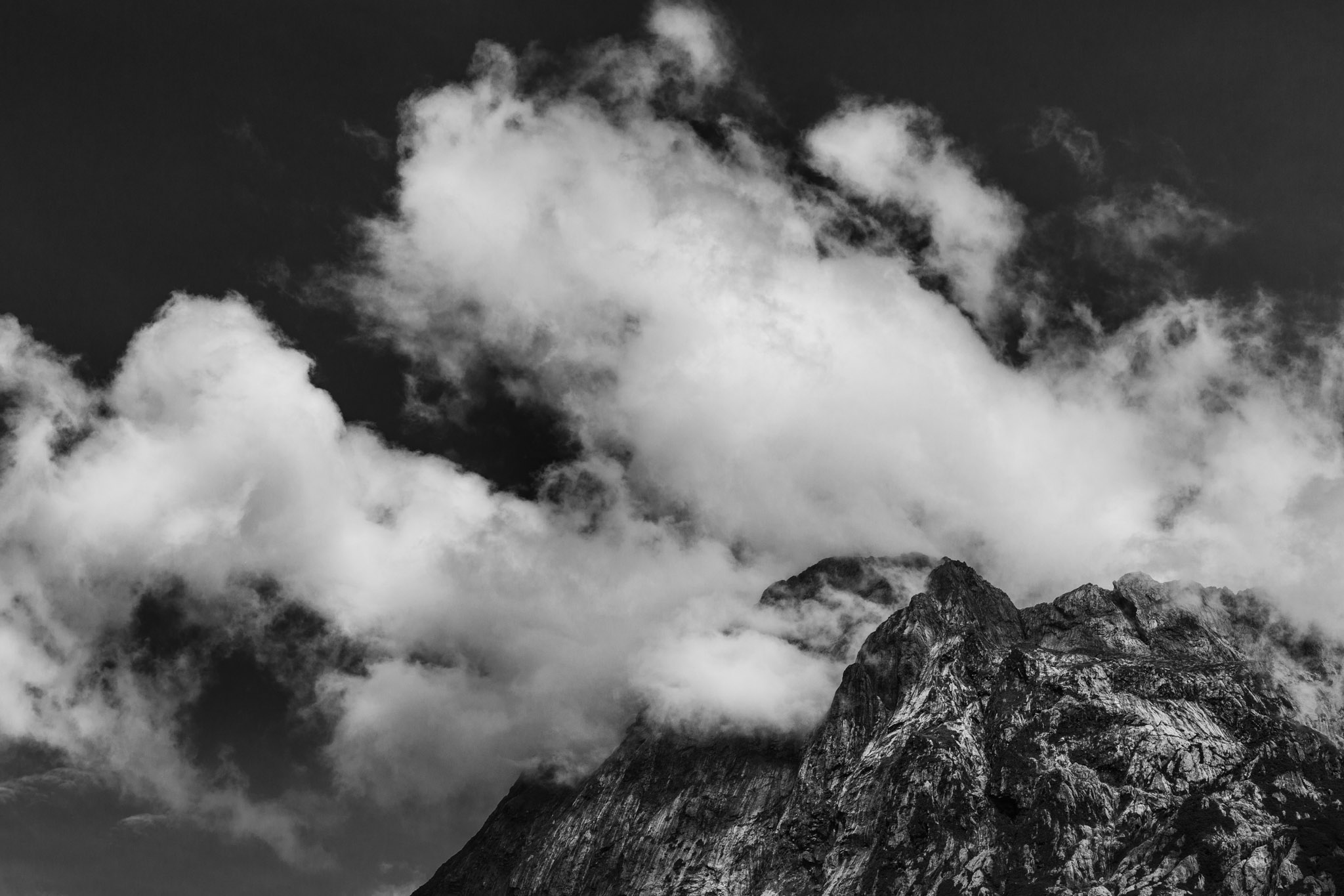 Mountains black and white-Milford Sounds-Sarah Galvan Photographe