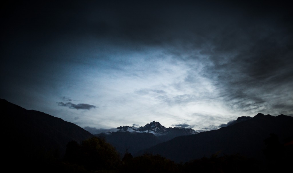 montagnes sur la chaîne des montagnes du «Mount Cook»