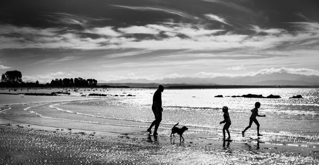 Famille sur la plage de Nelson-New Zealand-Sarah Galvan Photographe