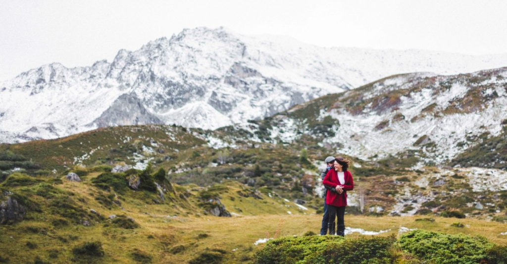 Photo de couple à la montagne